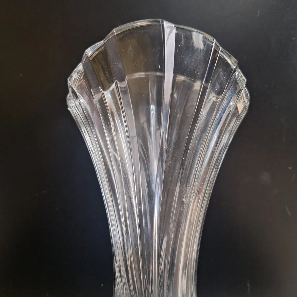 Clear Crystal Glass Swirl Design Fluted Vase Elegant Modern‎ Home Decor Accent